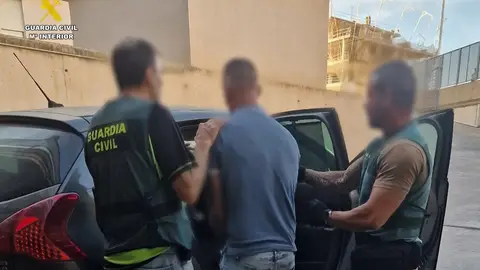 Agentes de la Guardia Civil con el detenido en Santa Pola pro presuntamente disparar contra su hermana. Agentes de la Guardia Civil con el detenido en Santa Pola pro presuntamente disparar contra su hermana.