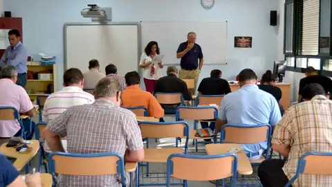 Alumnos examinándose del permiso de conducción Alumnos examinándose del permiso de conducción