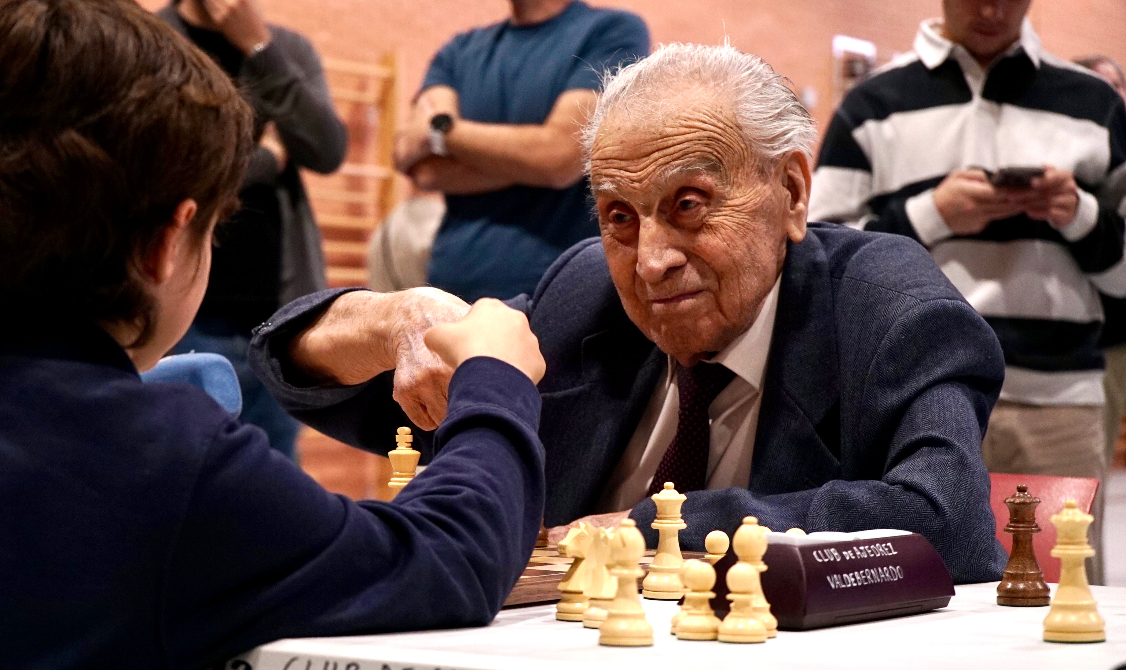Don Manuel tiene 104 años y es el ajedrecista más longevo del planeta: "Con no morirse antes es suficiente" Don Manuel tiene 104 años y es el ajedrecista más longevo del planeta: "Con no morirse antes es suficiente"