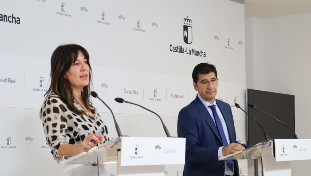 Blanca Fernández junto al vicepresidente segundo de la Junta, José Manuel Caballero