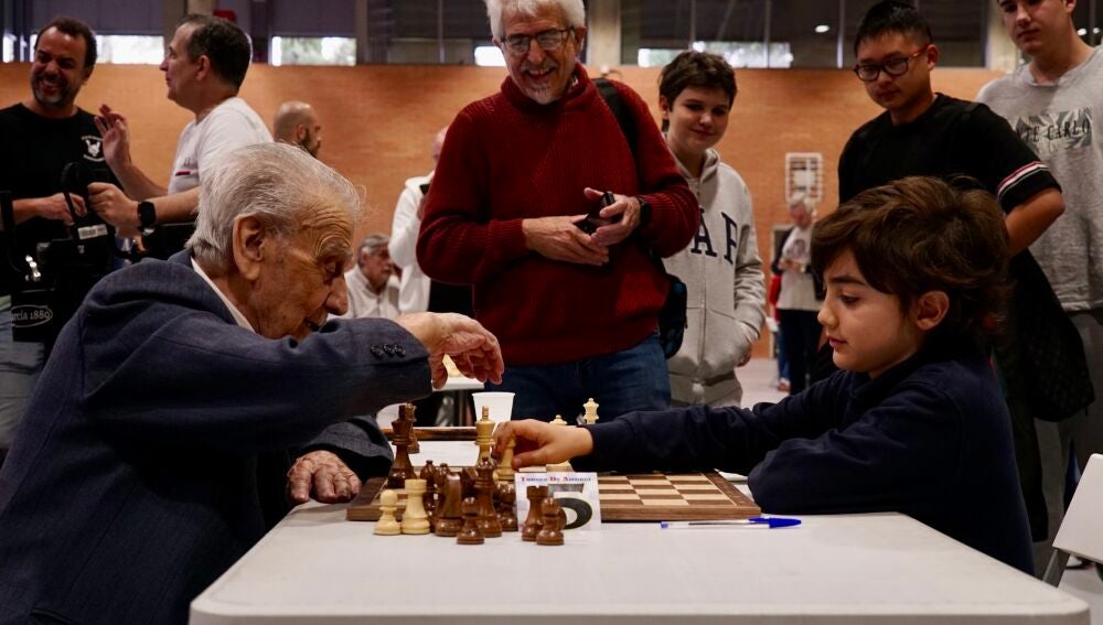 Manolín juega contra Lorenzo Hurtado San José