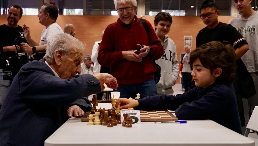 Manolín juega contra Lorenzo Hurtado San José Manolín juega contra Lorenzo Hurtado San José