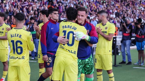 Los capitanes de Villarreal y Barcelona se saludan antes del partido que les enfrent&oacute; la pasada temporada