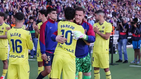 Los capitanes de Villarreal y Barcelona se saludan antes del partido que les enfrentó la pasada temporada Los capitanes de Villarreal y Barcelona se saludan antes del partido que les enfrentó la pasada temporada