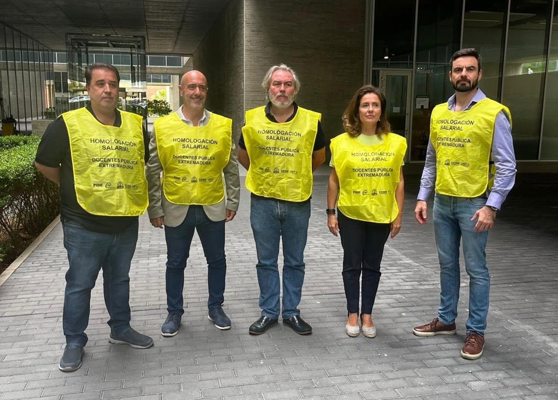 Sindicatos docentes piden la dimisión de la consejera de Educación tras no alcanzar un acuerdo sobre la subida salarial Sindicatos docentes piden la dimisión de la consejera de Educación tras no alcanzar un acuerdo sobre la subida salarial