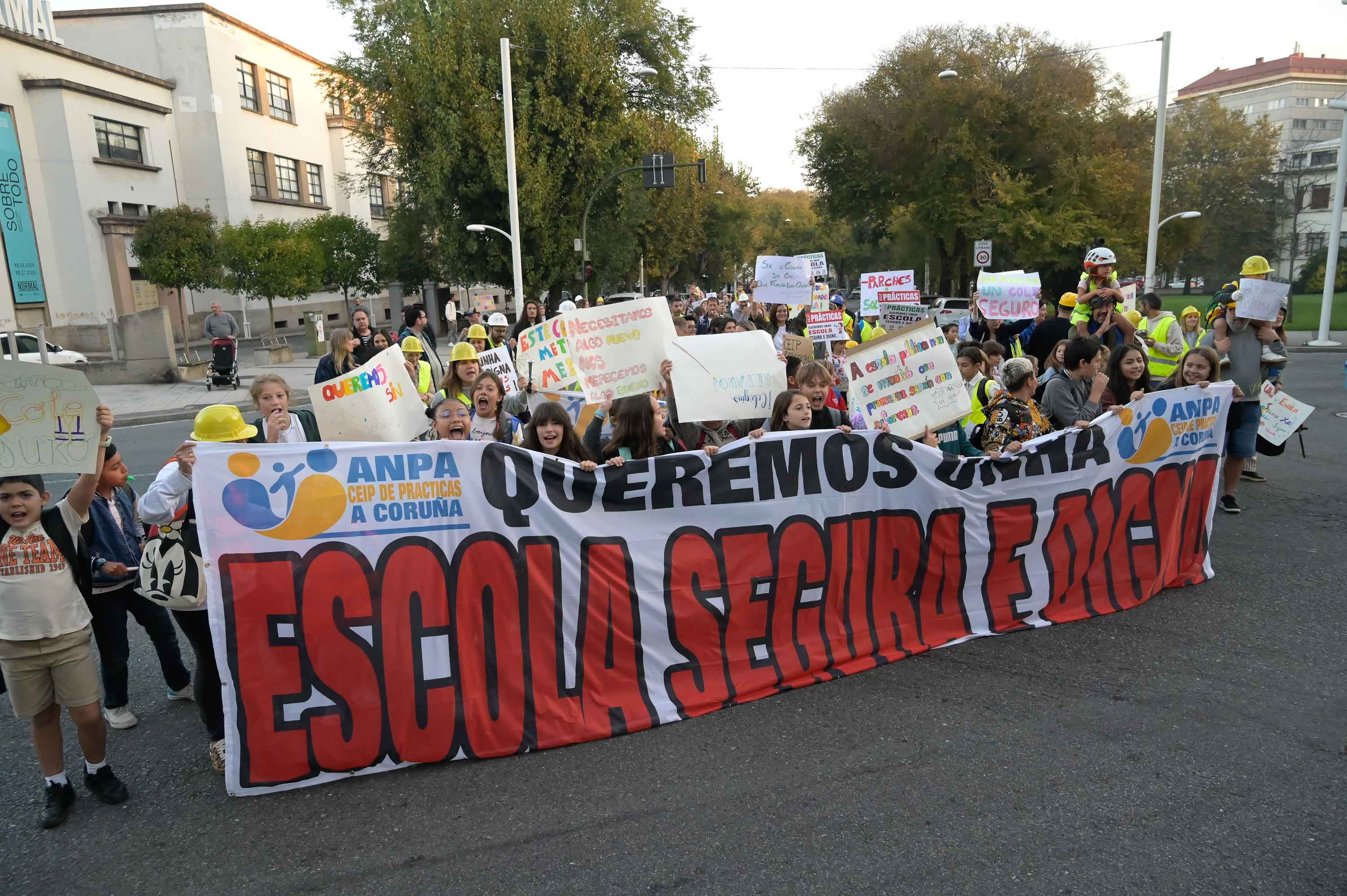 El ANPA del CEIP de Prácticas corta el tráfico para reclamar reformas en el colegio El ANPA del CEIP de Prácticas corta el tráfico para reclamar reformas en el colegio