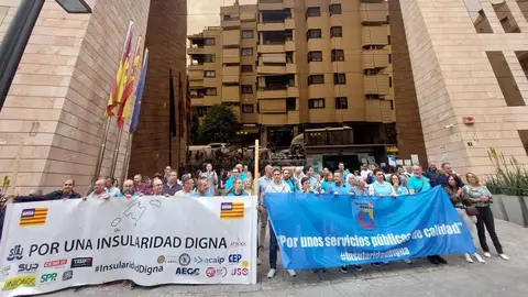 Cerca de un centenar de funcionarios del Estado concentrados en una de las manifestaciones en Baleares Cerca de un centenar de funcionarios del Estado concentrados en una de las manifestaciones en Baleares