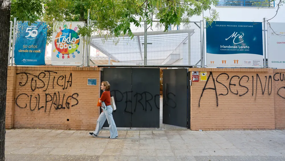 Pintadas en el colegio Las Irlandesas en Sevilla en el que estudiaba Sandra, la joven que se suicidó el pasado martes en Sevilla, este viernes. Pintadas en el colegio Las Irlandesas en Sevilla en el que estudiaba Sandra, la joven que se suicidó el pasado martes en Sevilla, este viernes.