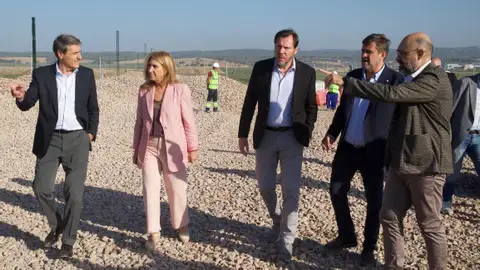El Ministro de Transportes, Oscar Puente, junto a la subdelegada del Gobierno en Córdoba, Ana López, en la visita de las obras del baipás ferroviario El Ministro de Transportes, Oscar Puente, junto a la subdelegada del Gobierno en Córdoba, Ana López, en la visita de las obras del baipás ferroviario