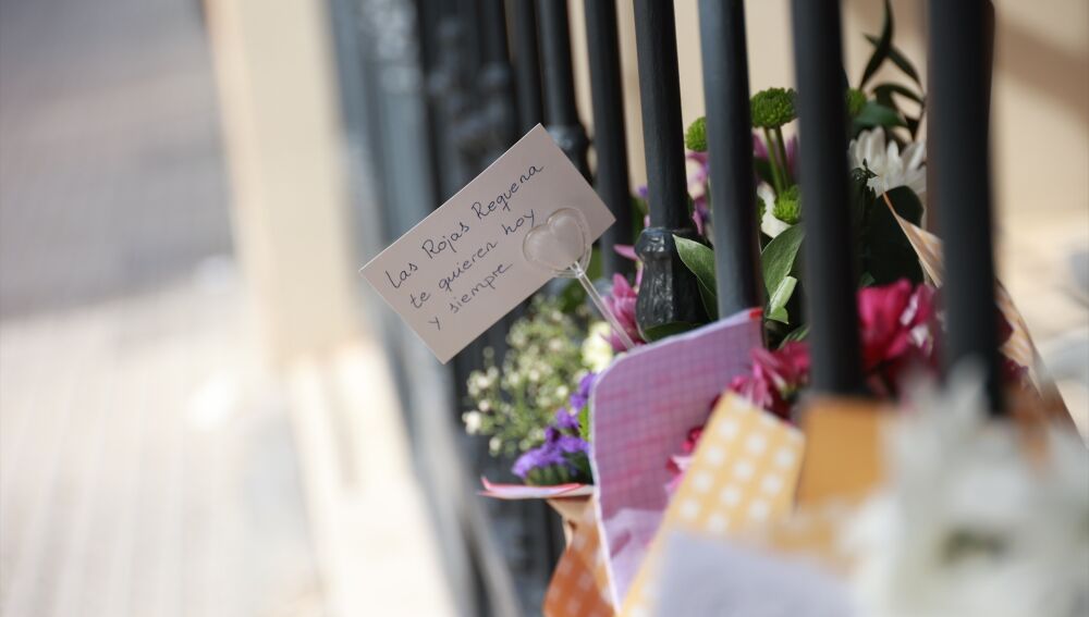Homenaje a la joven en el lugar del fallecimiento. A 15 de octubre de 2025, en Sevilla