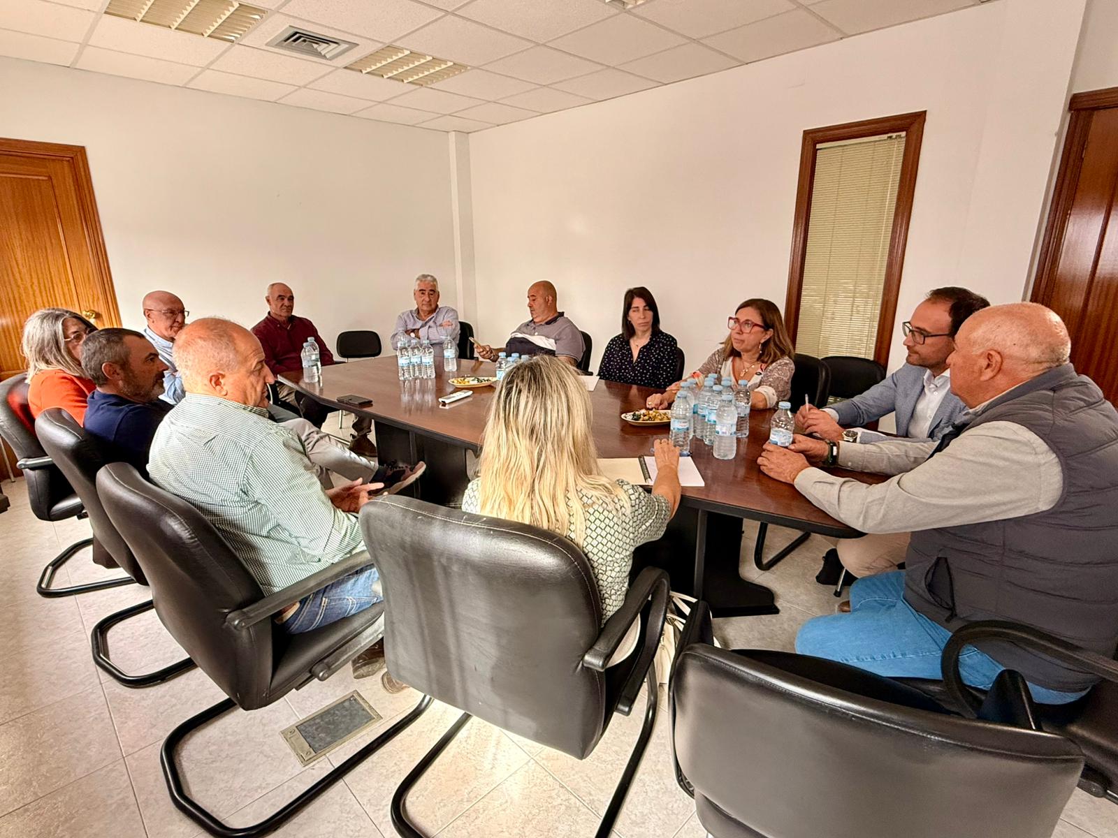 Mercedes Morán se reúne en Talayuela con el sector tabaquero para hacer "un frente común" contra la propuesta de la futura PAC Mercedes Morán se reúne en Talayuela con el sector tabaquero para hacer "un frente común" contra la propuesta de la futura PAC