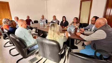 Mercedes Morán se reúne en Talayuela con el sector tabaquero para hacer "un frente común" contra la propuesta de la futura PAC Mercedes Morán se reúne en Talayuela con el sector tabaquero para hacer "un frente común" contra la propuesta de la futura PAC