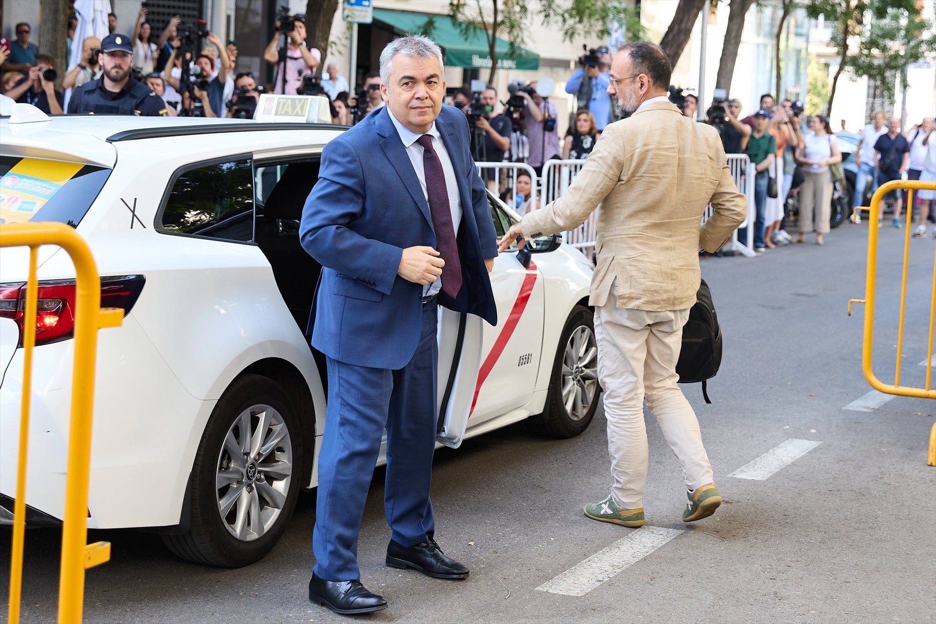 Santos Cerdán vuelve a pedir su libertad y denuncia "trato desigual" respecto a Ábalos y Koldo Santos Cerdán vuelve a pedir su libertad y denuncia "trato desigual" respecto a Ábalos y Koldo