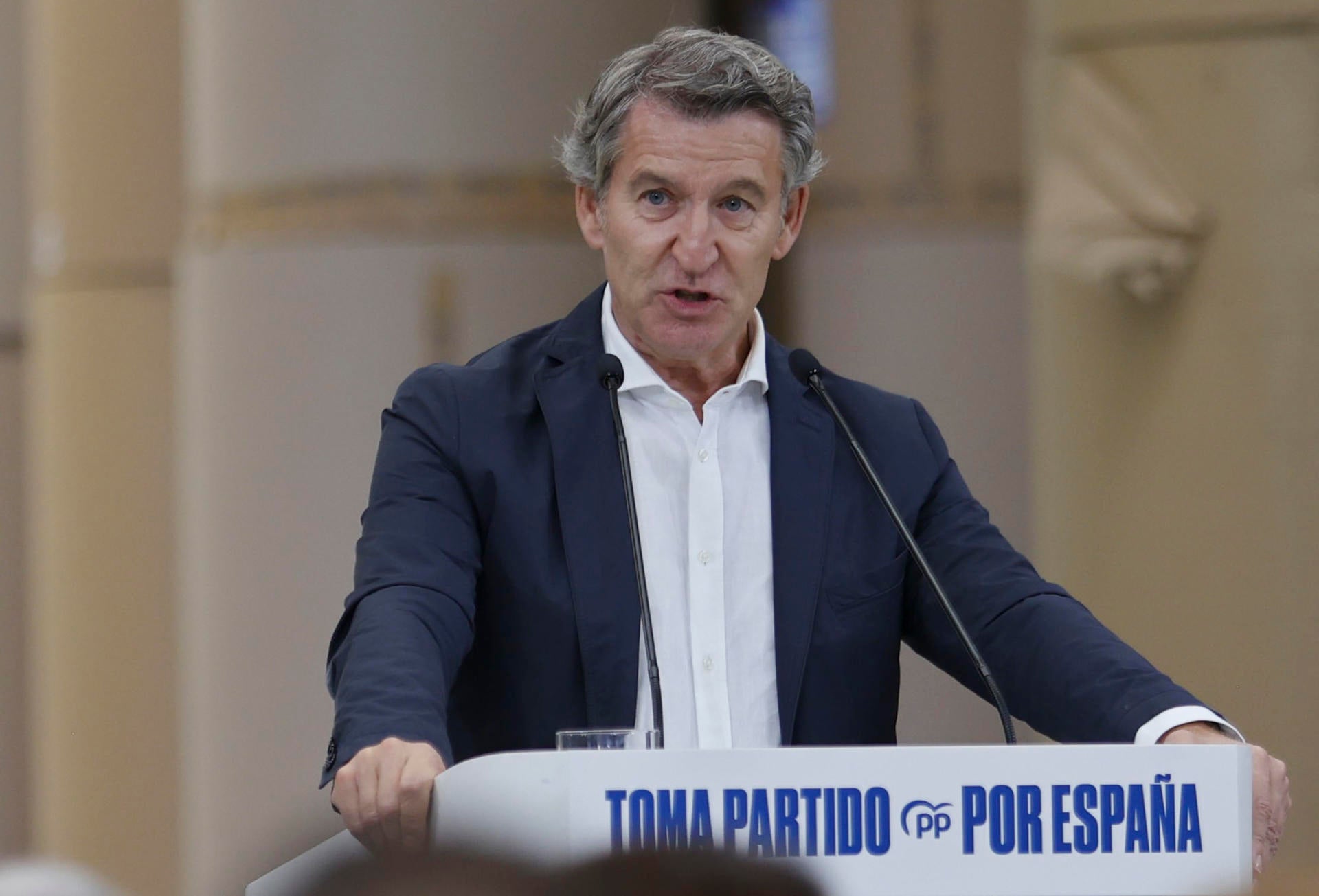 Feijóo carga contra el Gobierno por la subida de cuotas a los autónomos: "Su dinero no puede ir a pagar chistorras ni prostitutas" Feijóo carga contra el Gobierno por la subida de cuotas a los autónomos: "Su dinero no puede ir a pagar chistorras ni prostitutas"
