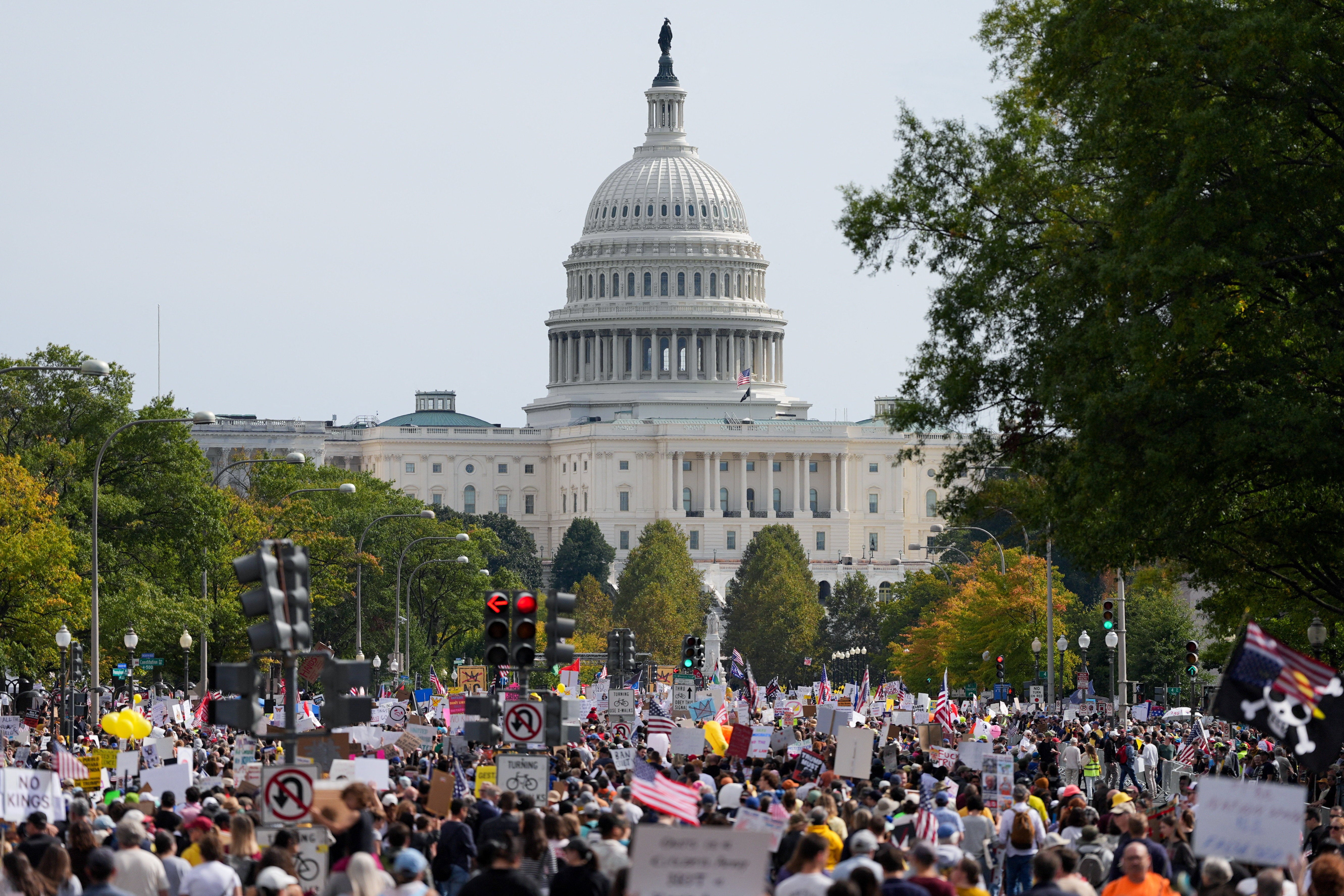 Miles de personas salen a las calles en Estados Unidos contra la política autoritaria de Trump bajo el lema 'No Kings' Miles de personas salen a las calles en Estados Unidos contra la política autoritaria de Trump bajo el lema 'No Kings'
