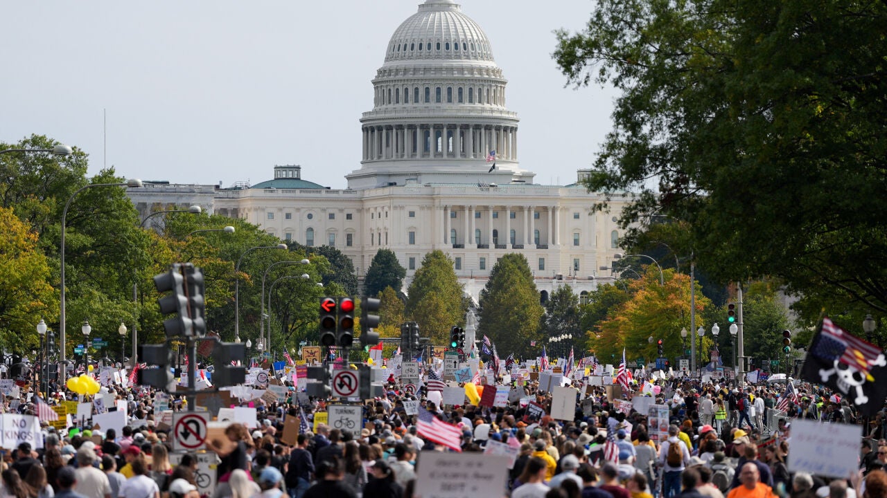 Miles de personas salen a las calles en Estados Unidos contra la ...