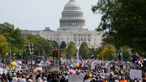 Manifestantes se reúnen cerca del Capitolio de Estados Unidos durante una protesta contra las políticas del presidente Donald Trump, en Washington, D.C. Manifestantes se reúnen cerca del Capitolio de Estados Unidos durante una protesta contra las políticas del presidente Donald Trump, en Washington, D.C.