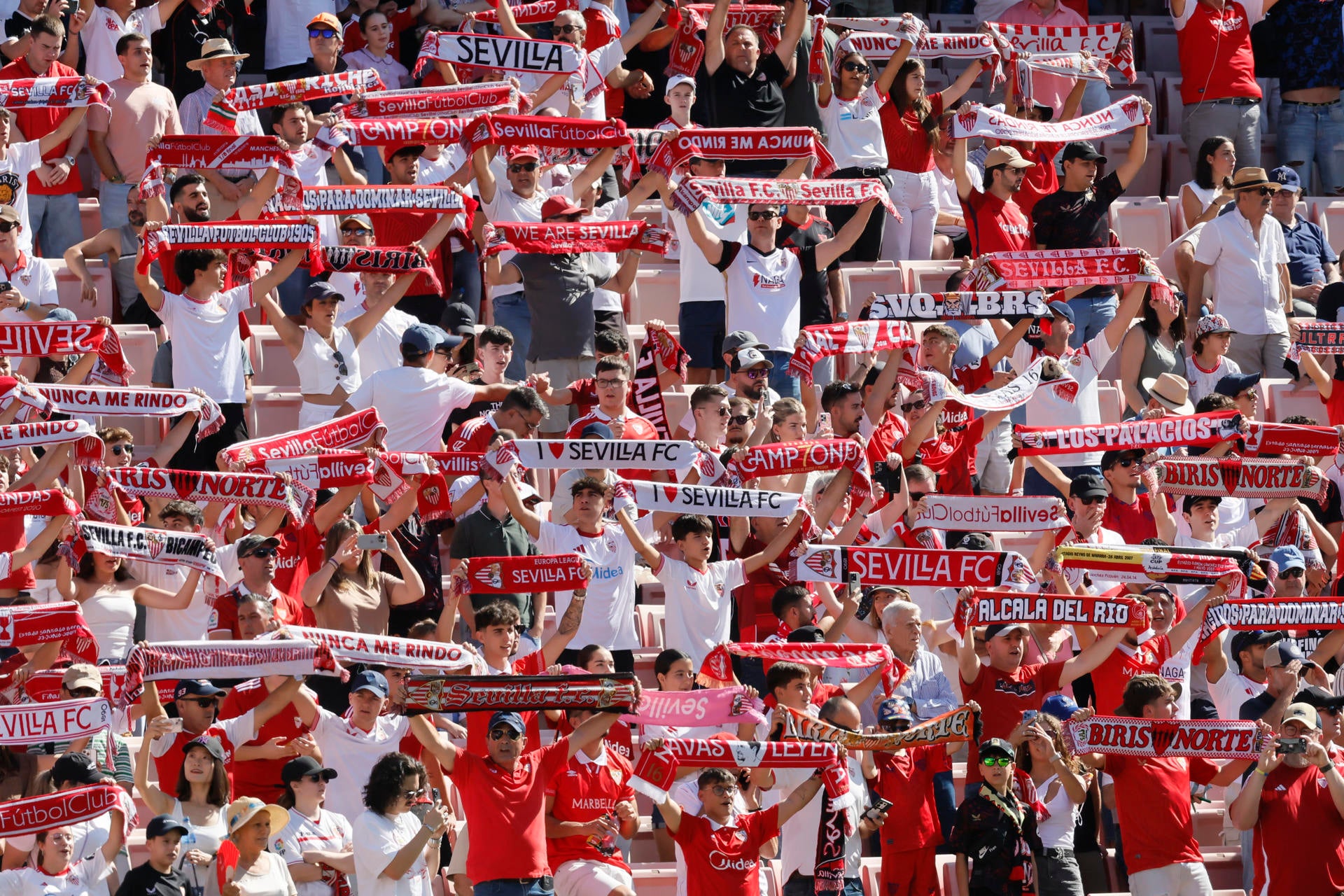 El fútbol se vuelca con Sandra Peña: Sevilla y Betis homenajean a la joven de 14 años y claman contra el acoso El fútbol se vuelca con Sandra Peña: Sevilla y Betis homenajean a la joven de 14 años y claman contra el acoso
