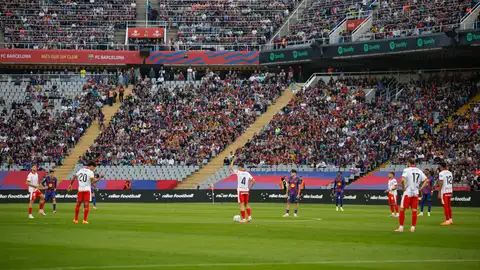 Los jugadores del Barça y del Girona protestan al comenzar el partido Los jugadores del Barça y del Girona protestan al comenzar el partido