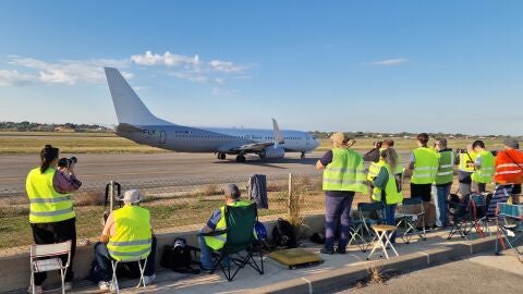 El &lsquo;Spotter Day&rsquo; ha congregado en el aeropuerto Alicante-Elche a m&aacute;s de 60 amantes de la fotograf&iacute;a aeron&aacute;utica.
