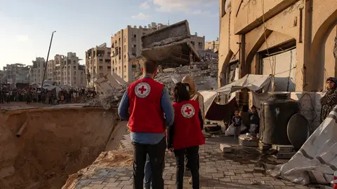 Imagen de voluntarios de la Cruz Roja en Gaza La ONU exige la apertura de todos los pasos fronterizos de Gaza