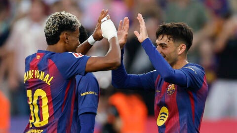 El centrocampista del FC Barcelona Pedri (d) celebra tras anotar el primer gol del equipo durante el partido 