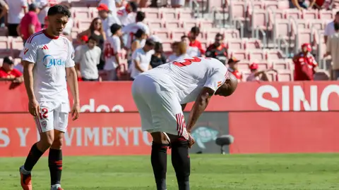 Suazo y Marcao, durante el partido. Suazo y Marcao, durante el partido.
