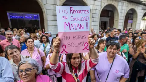 Concentración de las asociaciones de mujeres en protesta por los retrasos en el cribado de cáncer de mama en Andalucía. Concentración de las asociaciones de mujeres en protesta por los retrasos en el cribado de cáncer de mama en Andalucía.