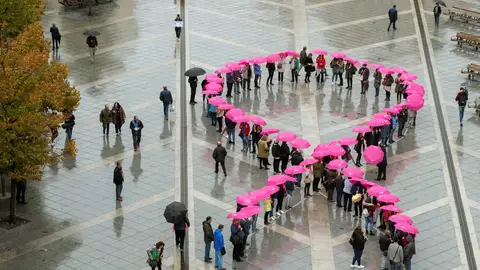 Mujeres diagnosticadas con cáncer de mama piden dejar de "romantizar" la enfermedad: "No es rosa"