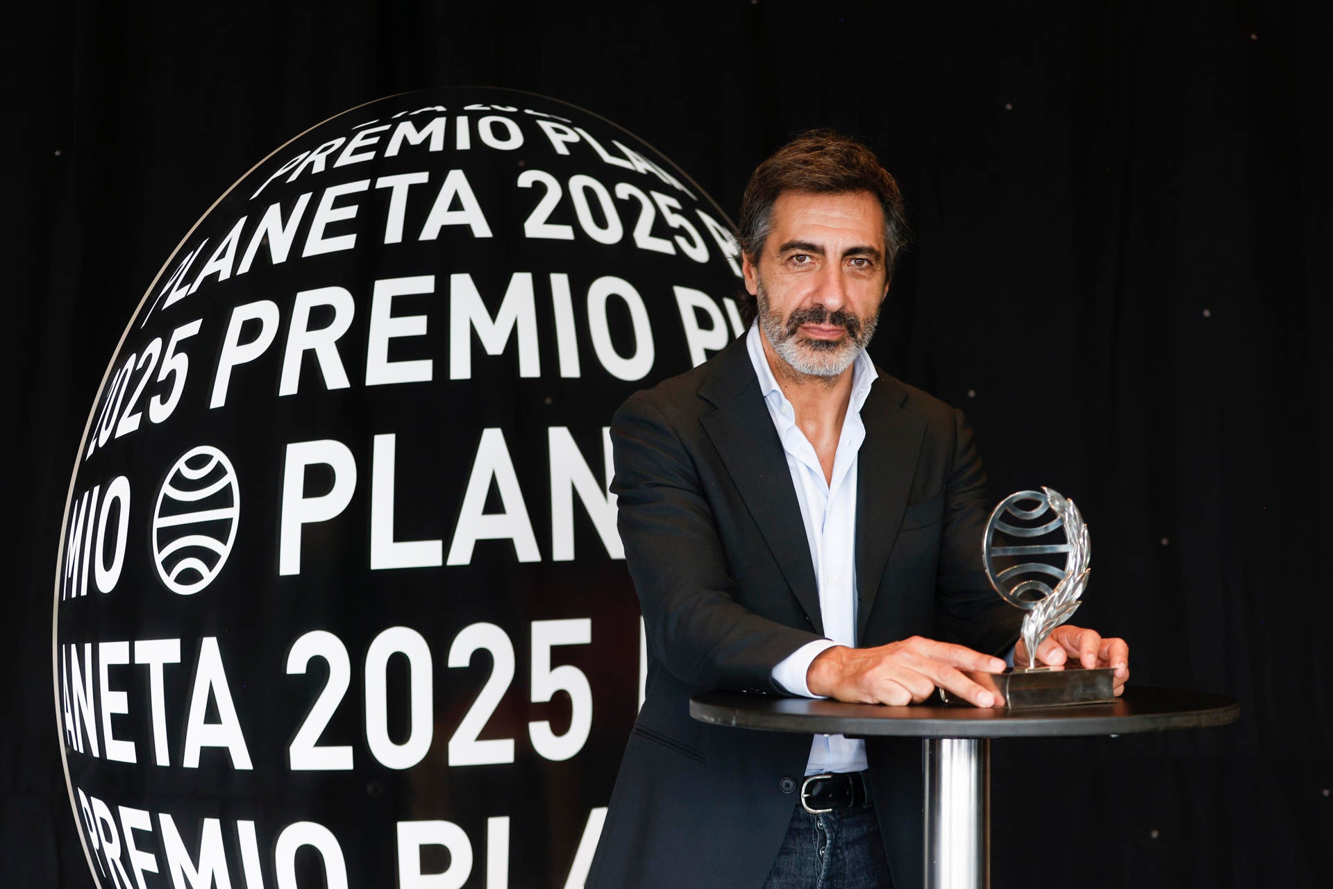 Juan del Val, tajante ante las críticas tras ganar el Premio Planeta: "No se puede cuestionar una novela que aún no ha salido" Juan del Val, tajante ante las críticas tras ganar el Premio Planeta: "No se puede cuestionar una novela que aún no ha salido"