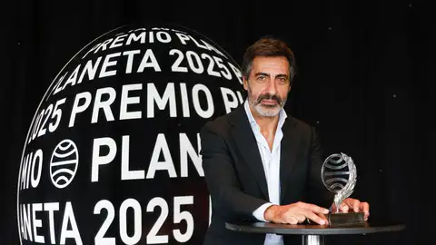 Juan del Val con el galardón en una foto de archivo. Juan del Val con el galardón en una foto de archivo.