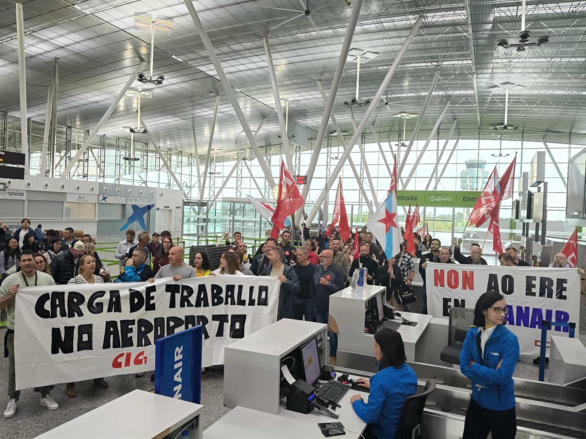 Trabajadores de Ryanair protestan en el Aeropuerto de Santiago contra el ERE presentado por la compañía aérea Trabajadores de Ryanair protestan en el Aeropuerto de Santiago contra el ERE presentado por la compañía aérea