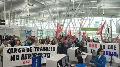 Trabajadores de Ryanair protestan en el Aeropuerto de Santiago contra el ERE presentado por la compañía aérea Trabajadores de Ryanair protestan en el Aeropuerto de Santiago contra el ERE presentado por la compañía aérea