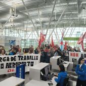 Trabajadores de Ryanair protestan en el Aeropuerto de Santiago contra el ERE presentado por la compañía aérea