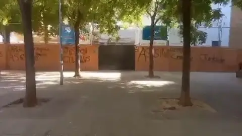 El colegio de la niña que se suicidó en Sevilla emite un comunicado y pide que cese "cualquier situación violenta" en sus inmediaciones