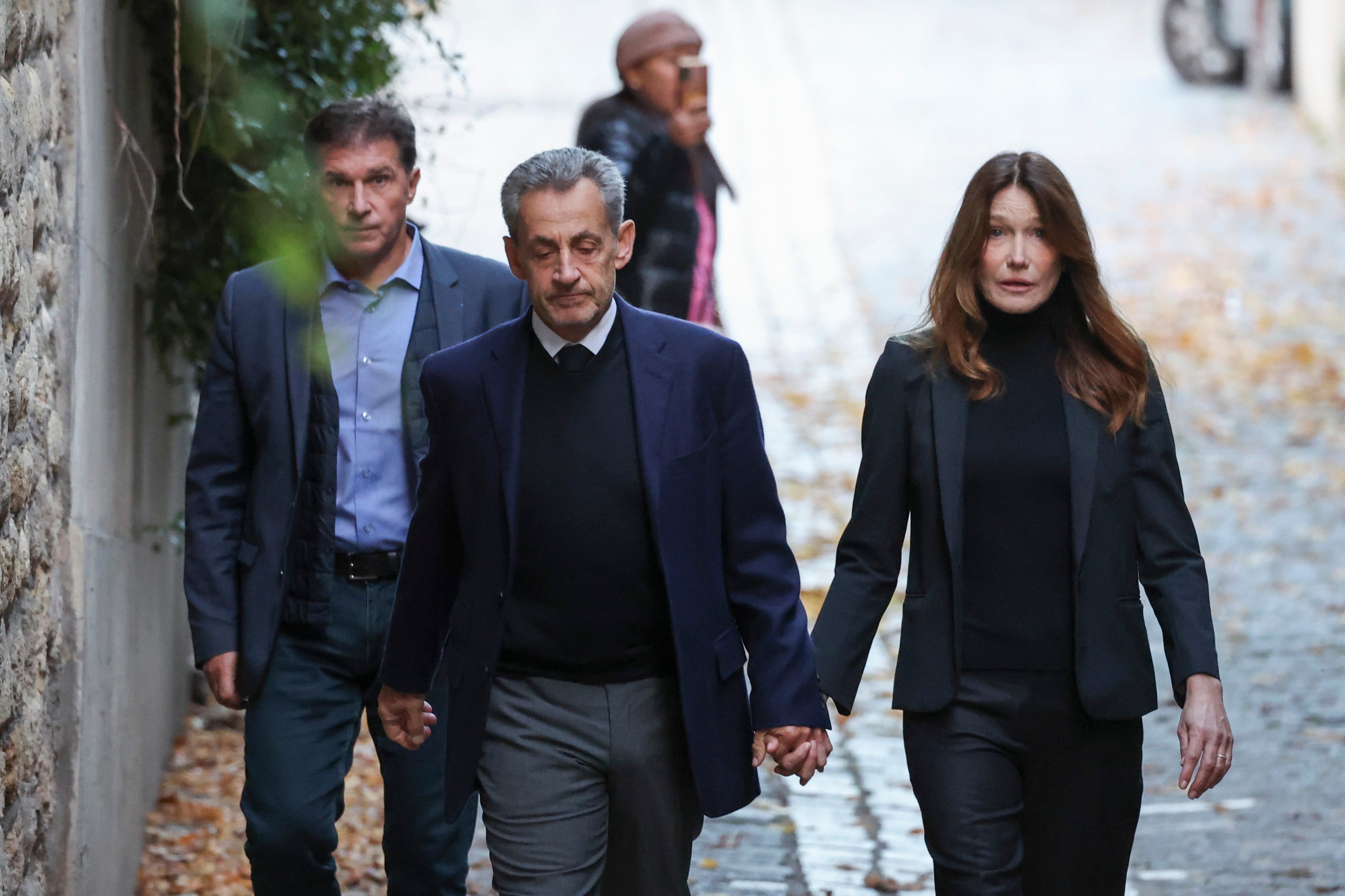Carla Bruni dedica una emotiva carta de despedida a Sarkozy: "¿Cómo se dormirán sin que se mezclen sus suspiros?" Carla Bruni dedica una emotiva carta de despedida a Sarkozy: "¿Cómo se dormirán sin que se mezclen sus suspiros?"