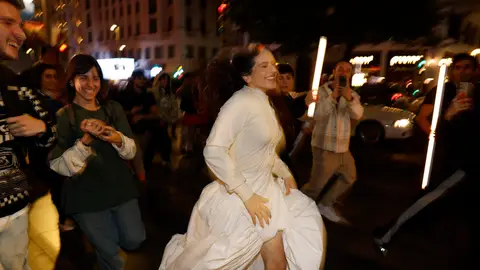 La artista Rosalía a su llegada a Callao en una aparición sorpresa para presentar su cuarto álbum, este lunes en Madrid. La artista Rosalía a su llegada a Callao en una aparición sorpresa para presentar su cuarto álbum, este lunes en Madrid.