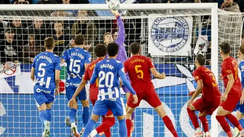 Julen Aguirrezabala salva un gol ante el Alavés Julen Aguirrezabala salva un gol ante el Alavés