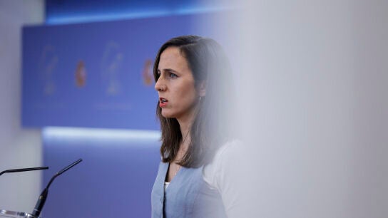 Ione Belarra, l&iacute;der de Podemos, durante una rueda de prensa desde el Congreso de los Diputados 