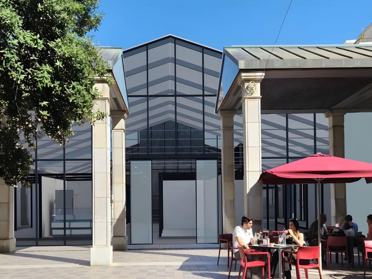 Comienzan los trabajos de vallado para la instalación del mercado provisional de la plaza Santa Clara Comienzan los trabajos de vallado para la instalación del mercado provisional de la plaza Santa Clara