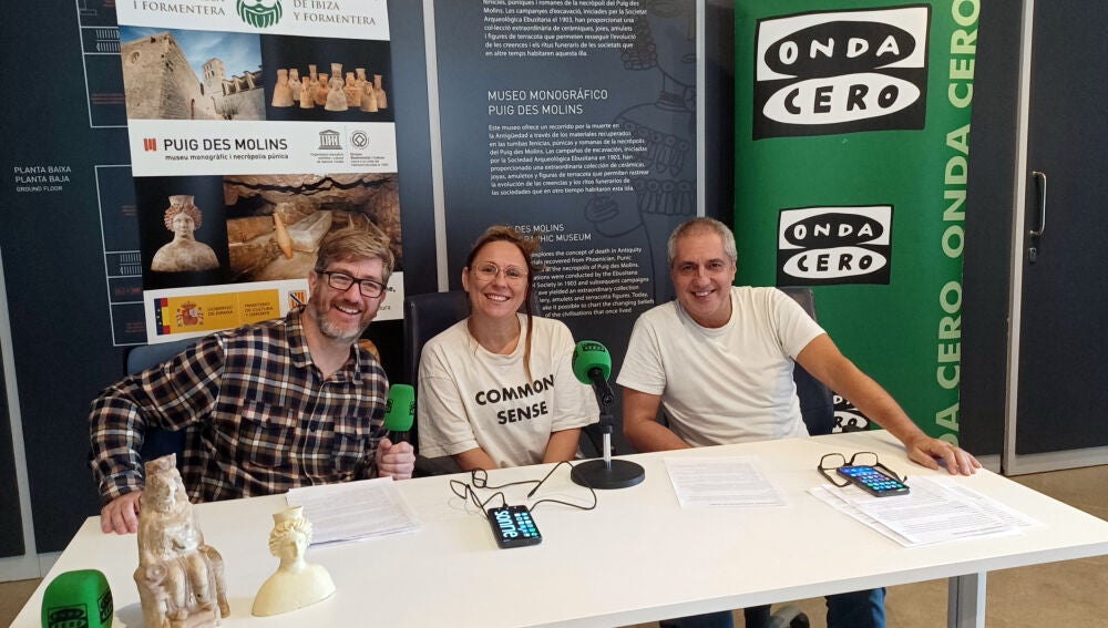 Elena Jiménez, en el centro junto a Agustín Prades y Manu Gon