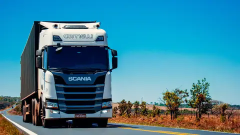 Un camión por la carretera Un camión por la carretera