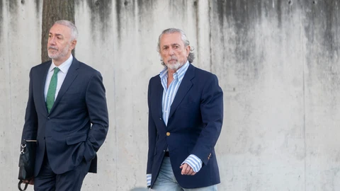 El empresario Francisco Correa (d) a su llegada a la Audiencia Nacional, el 20 de octubre de 2022, en San Fernando de Henares, Madrid, España. La Audiencia Nacional (AN) celebra desde hoy el último juicio del caso Gürtel