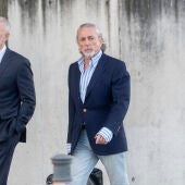  El empresario Francisco Correa (d) a su llegada a la Audiencia Nacional, el 20 de octubre de 2022, en San Fernando de Henares, Madrid, España. La Audiencia Nacional (AN) celebra desde hoy el último juicio del caso Gürtel