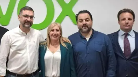 El asesor de VOX Aragón cesado, Marcos Francoy, a la derecha de la fotografía El asesor de VOX Aragón cesado, Marcos Francoy, a la derecha de la fotografía