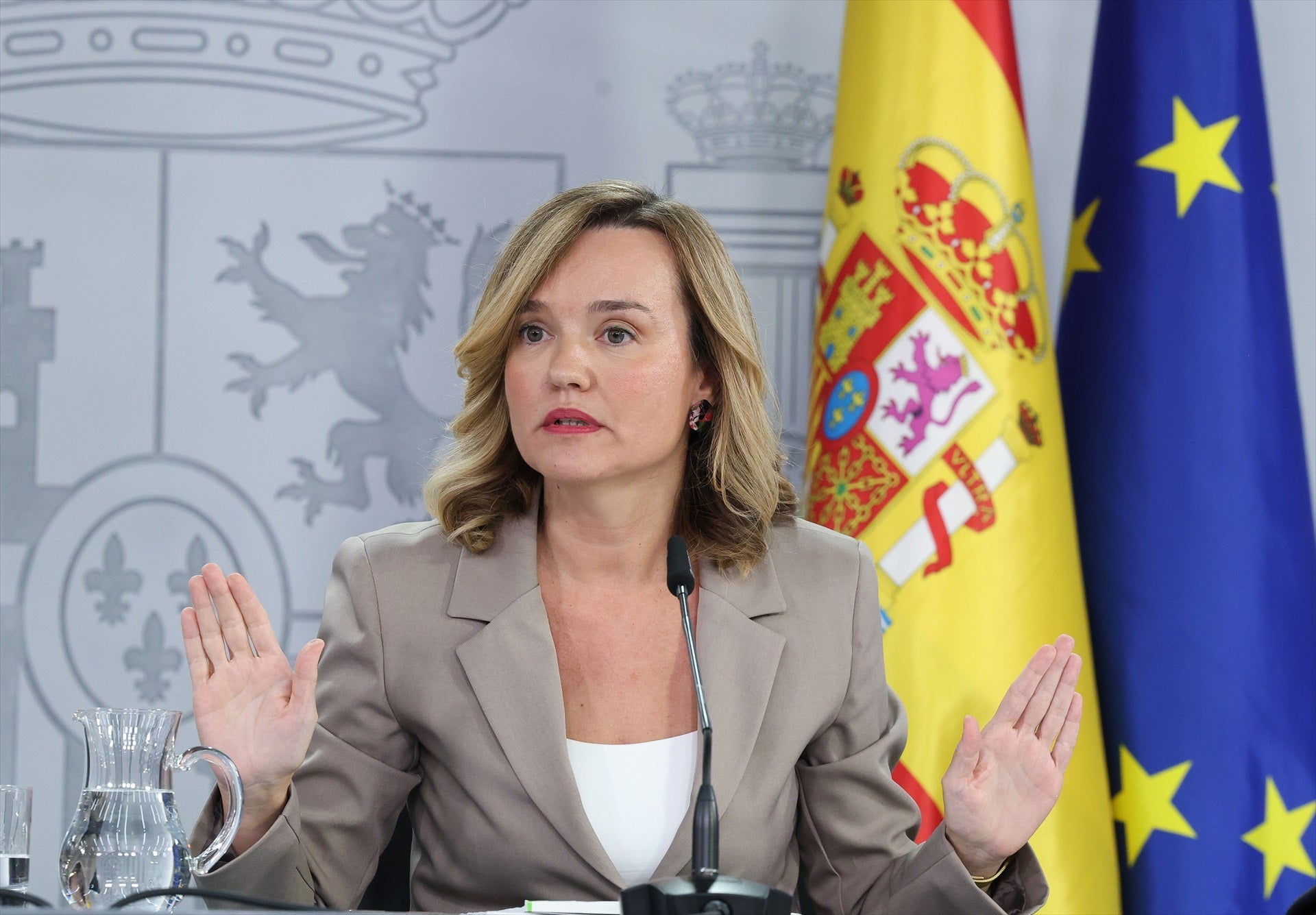 Pilar Alegría ironiza tras las acusaciones de Aldama de financiación irregular en el PSOE: "Por las noches no veo ficción" Pilar Alegría ironiza tras las acusaciones de Aldama de financiación irregular en el PSOE: "Por las noches no veo ficción"