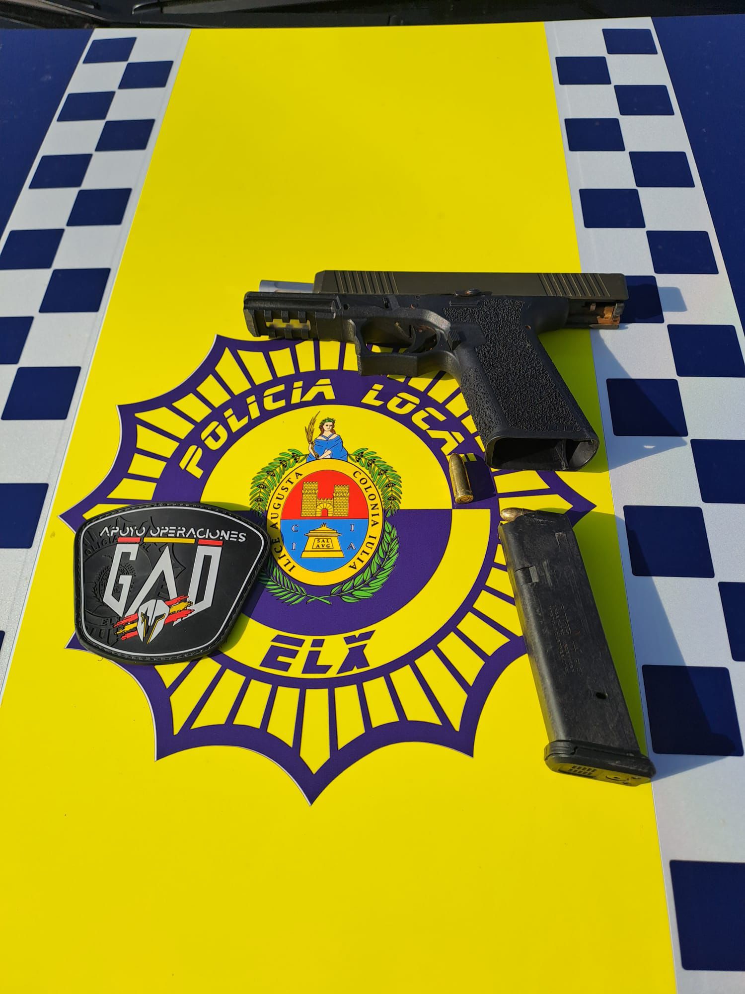 La Policía Local de Elche detiene a un hombre con una pistola cargada de munición real La Policía Local de Elche detiene a un hombre con una pistola cargada de munición real