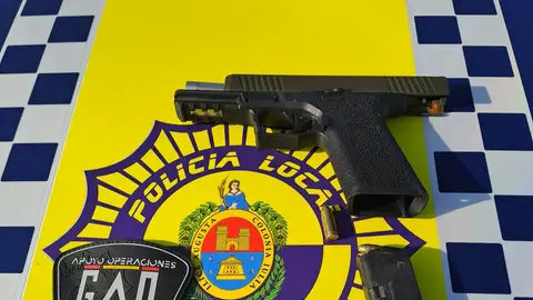 Pistola y cargador que llevaba el detenido por la Policía Local de Elche. Pistola y cargador que llevaba el detenido por la Policía Local de Elche.