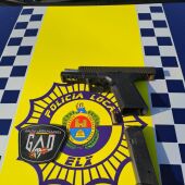 Pistola y cargador que llevaba el detenido por la Policía Local de Elche.