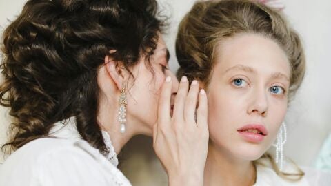 Dos mujeres compartiendo un secreto